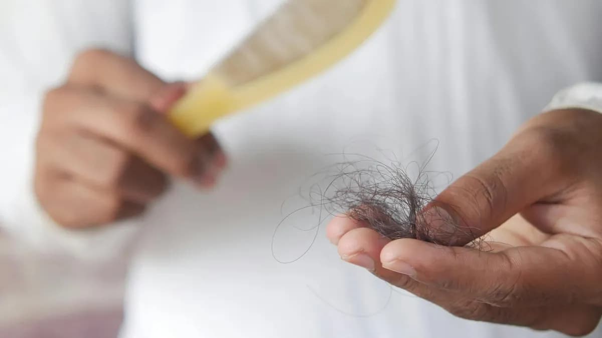 Aumento de la caída del cabello tras las vacaciones: ¿por qué ocurre?