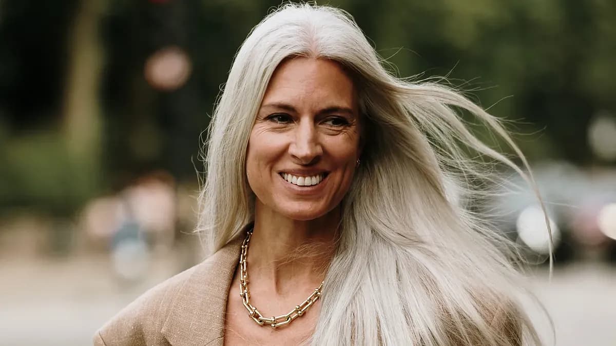 Consejos para cuidar las canas: el uso adecuado del champú violeta