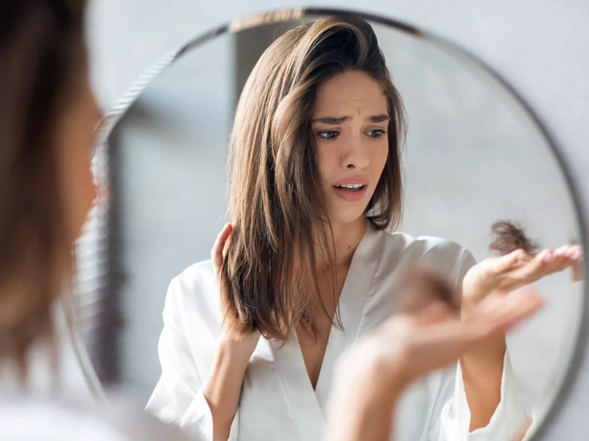Mitos sobre la caída del cabello desmentidos por un dermatólogo