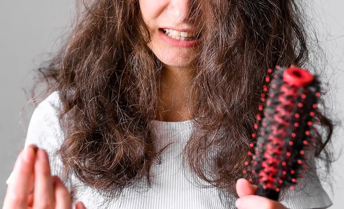 Caída del cabello en primavera: ¿cuándo es normal y cuándo es preocupante?